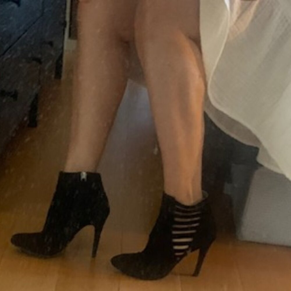 Nine West Black Suede Cutout Ankle Booties – Size 5.5